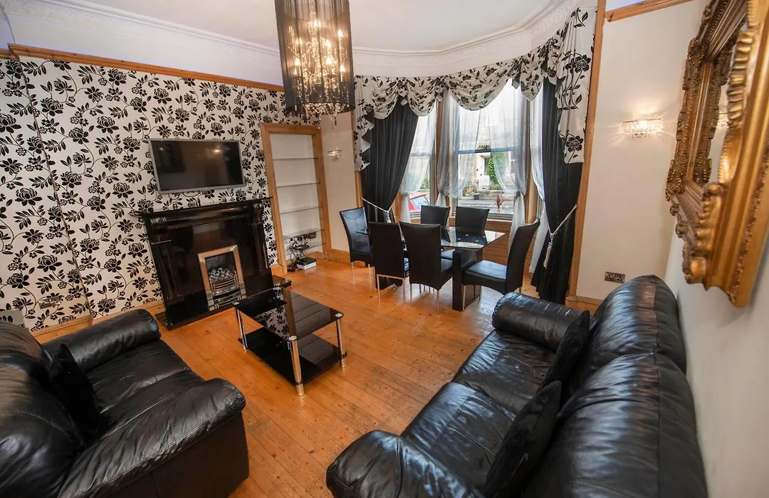 Roomy Home 1 Level Free Parking-1
