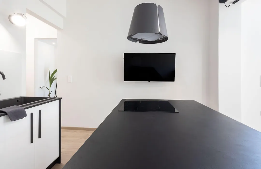 Spacious 3-Bedroom Dual Apartment In City Centre-1