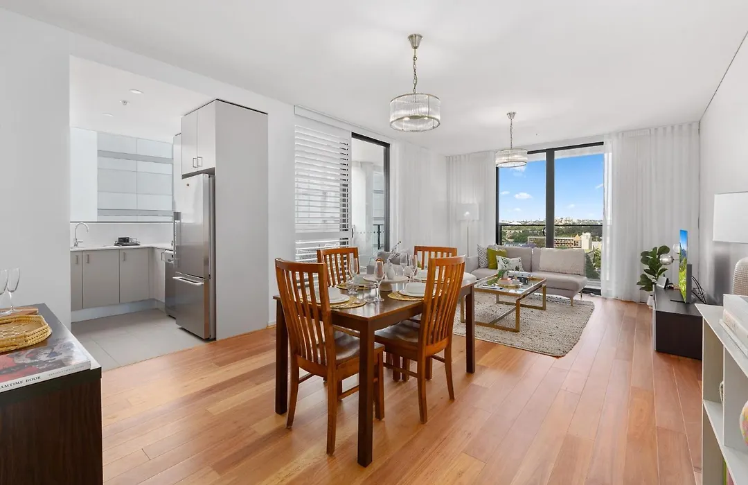 Chic 2Br Inner-City Stay With Balcony-1