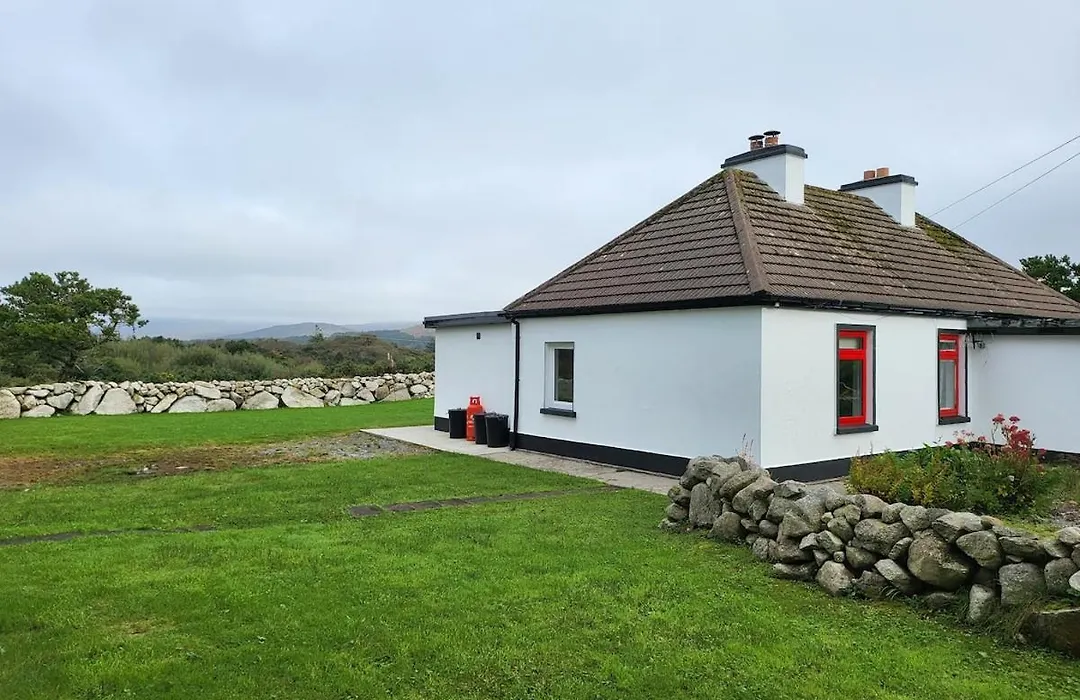 Cheerful And Spacious 4-Bedroom Cottage-1