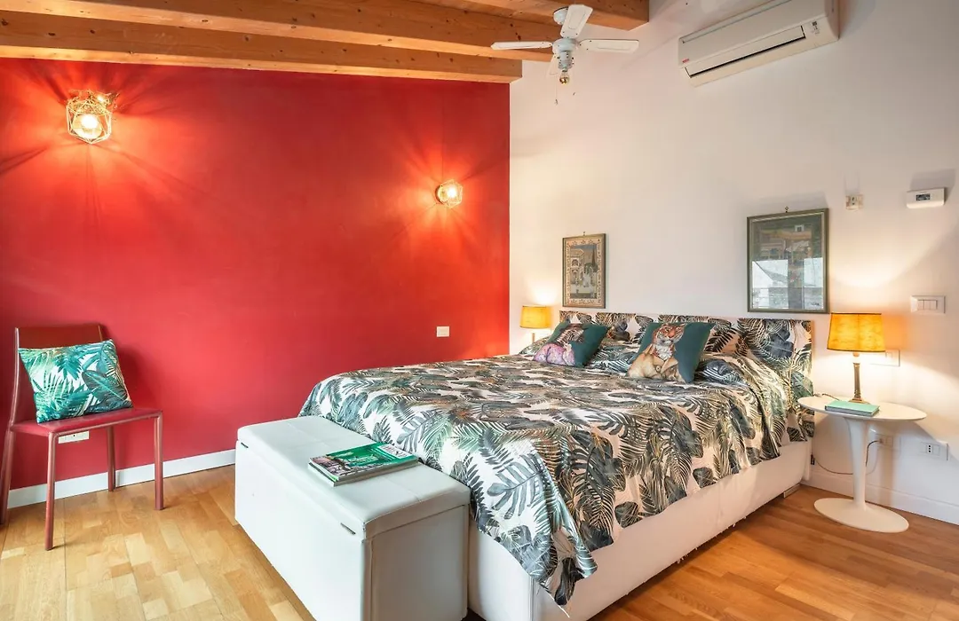 Colorful Venetian Apartment R&R-1
