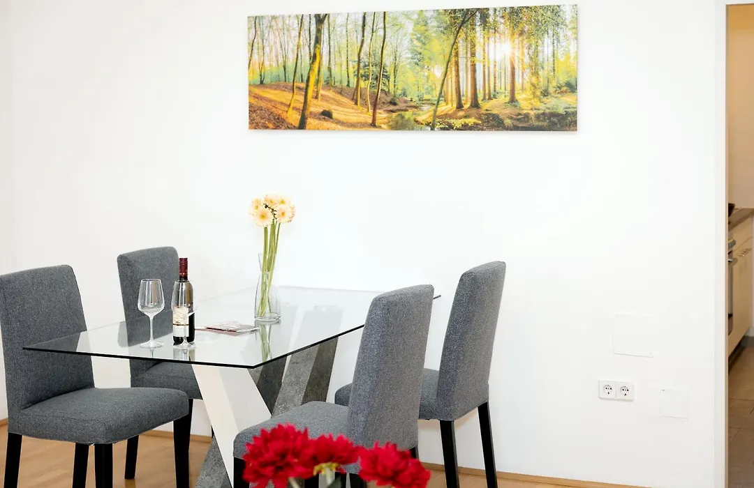 Stylish Central Apartment With Free Parking-1