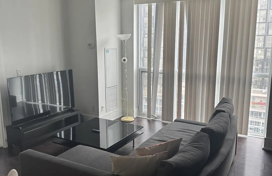 Lush 3 Bedroom Condo By Cn Tower - Free Parking-1
