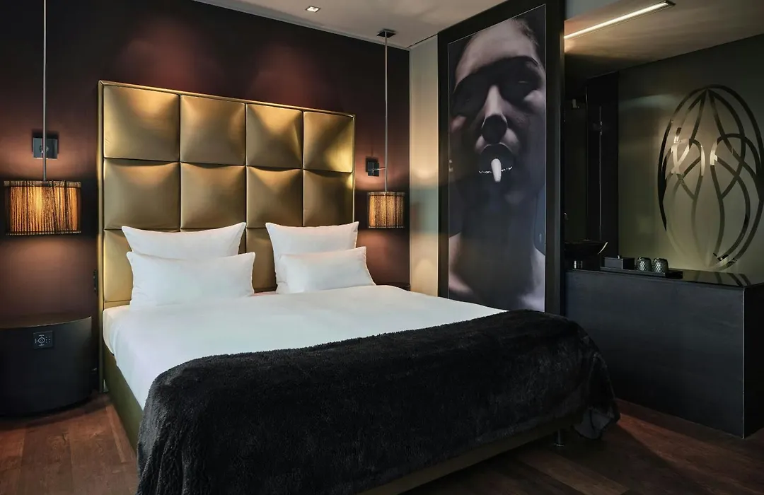 Roomers Frankfurt Central, Autograph Collection-1