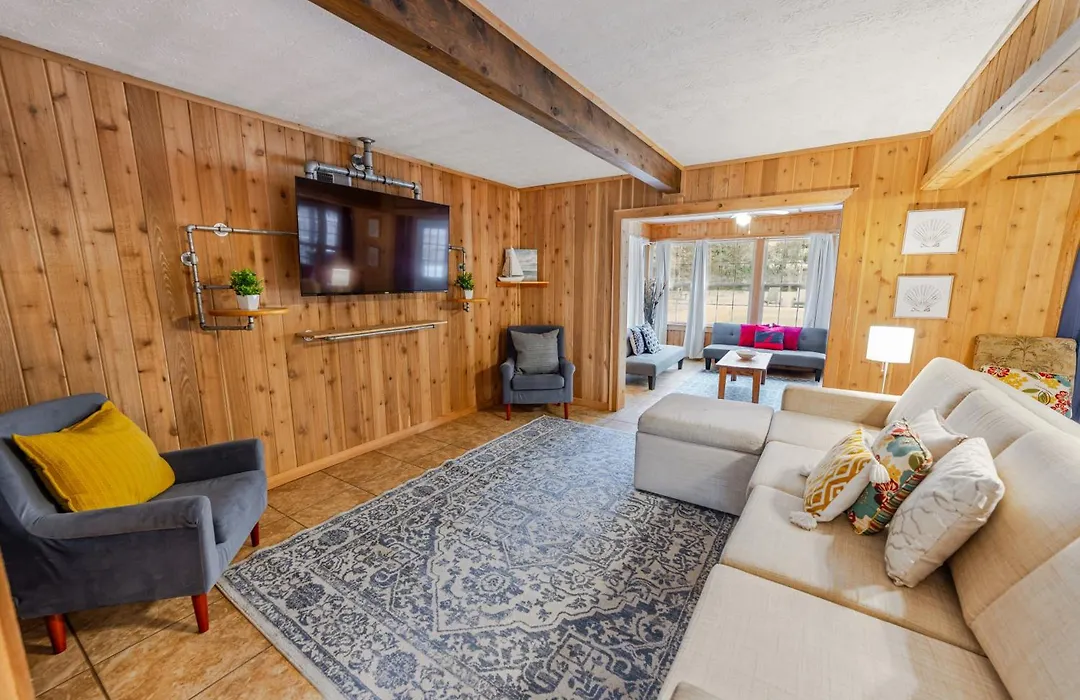 Savannah Getaway With Private Pool, Porch & Deck-1