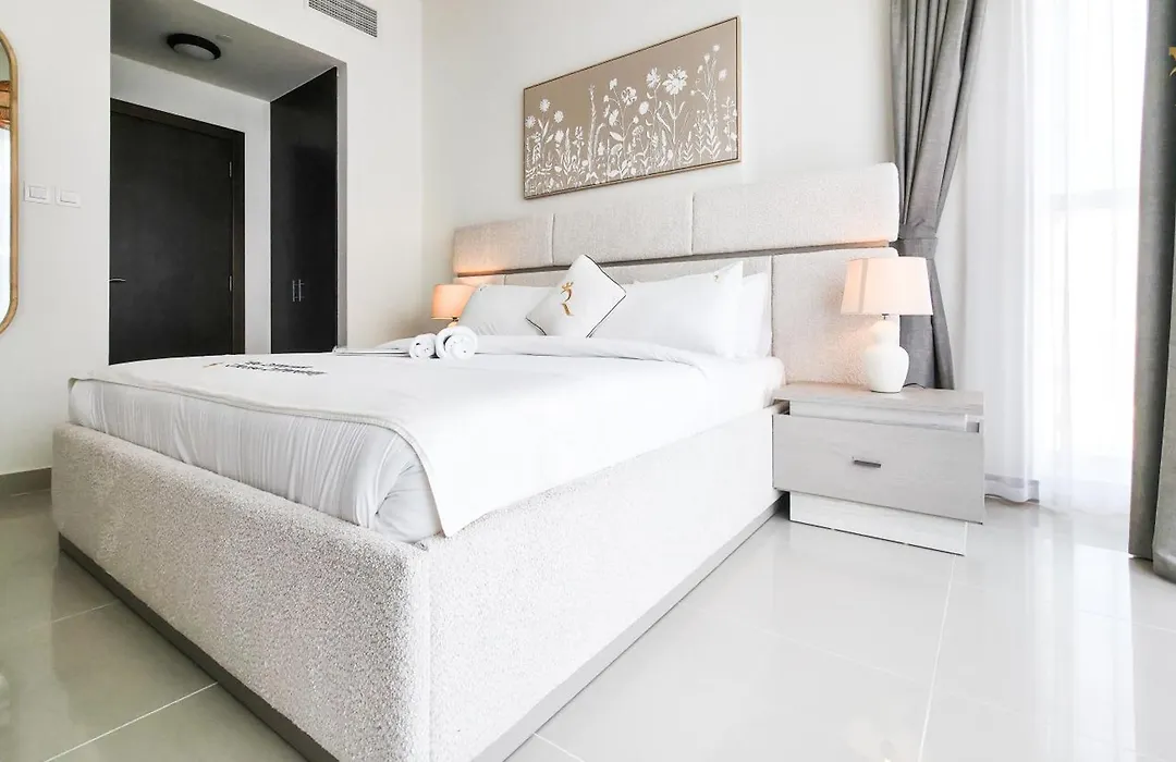 Elegant 1Br Haven - Azure Marina Chic Luxe Escape-1