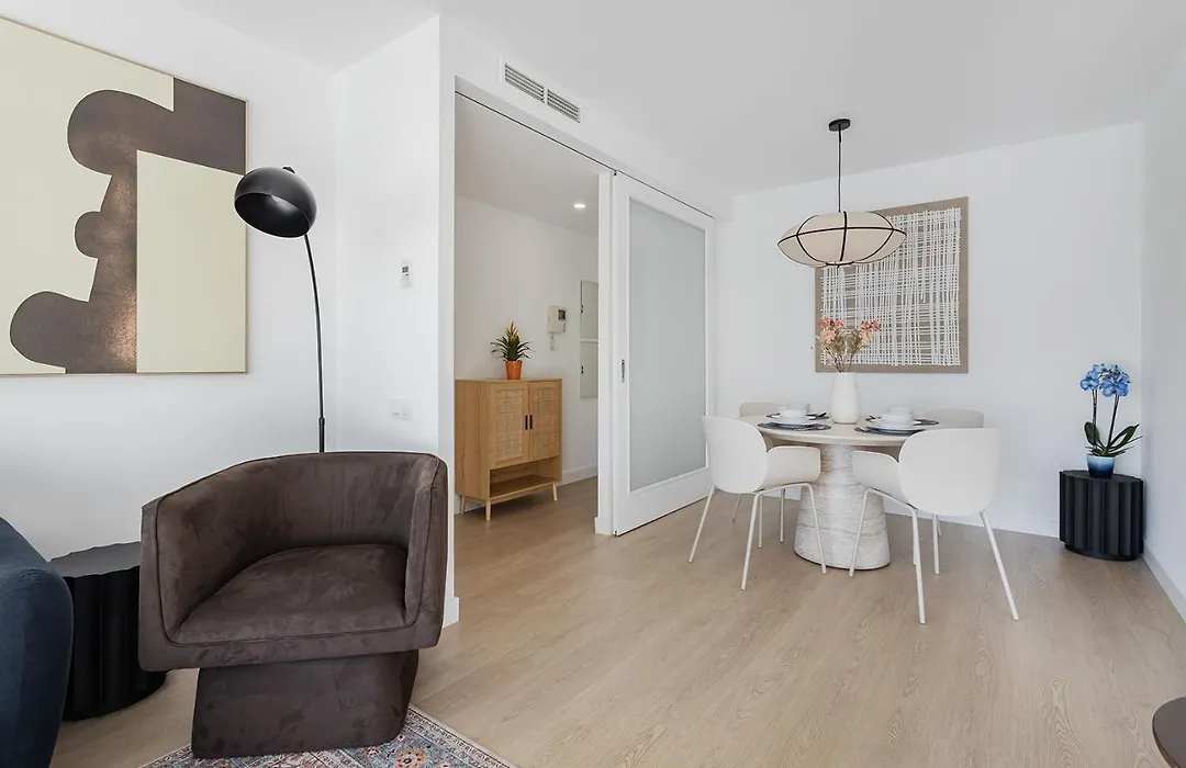 Quiet Modern 2 Bed Apartment With Balcony, Pool And Free Parking-1