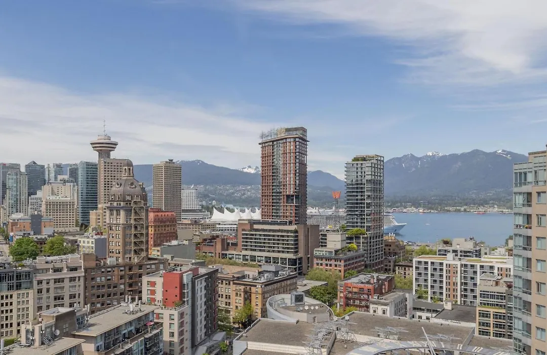 3-Bedrooms Premium Apartemnt With Stunning 180 Water, Mountain And City View Pool Hot Tub And Gym Heart Of Downtown Skytrain 3Mins Walk To Fifa Stadium-1