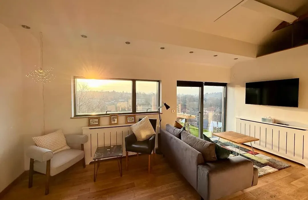 Beautiful Quirky Apartment With Spectacular Views-1