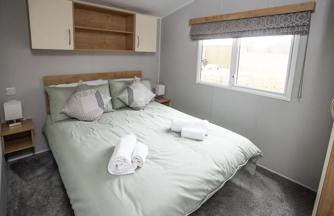 The Lake House - Dog Friendly Lakeside Cabin, 1 Min To Lake Windermere, Bowness-1