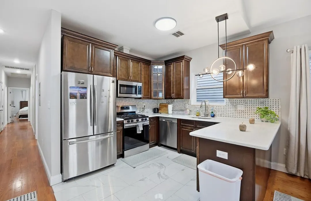 4 Bedroom • Vaulted Living • Sleeps 11-1