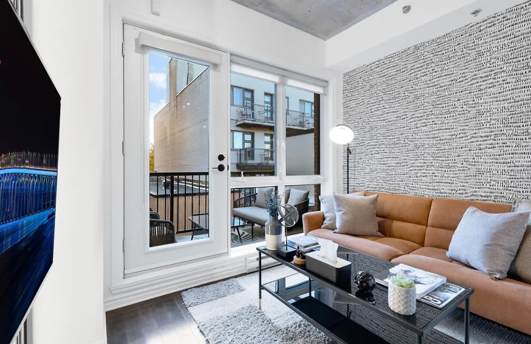 Pristine Parc Avenue Pad With Parking-1