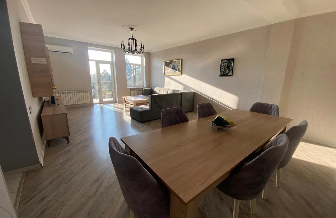 Spacious Central 3 Bedroom Apt By Boulevard, F1 View-1