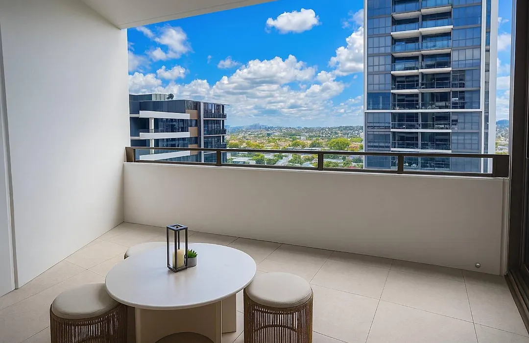 Milton Oasis Level 16- Luxury Apt Near Milton Station-1