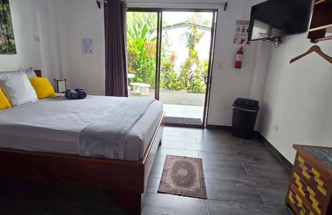 Hospedaje Casa Blanca Tortuguero Carey-1