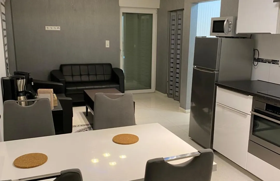 2Br Modern Urban Escape Balcony Sleeps 6-1