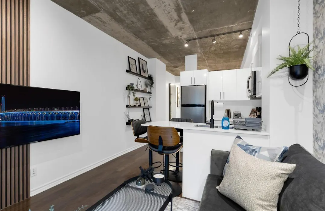 Impeccable Parc Avenue Pad With Parking-1