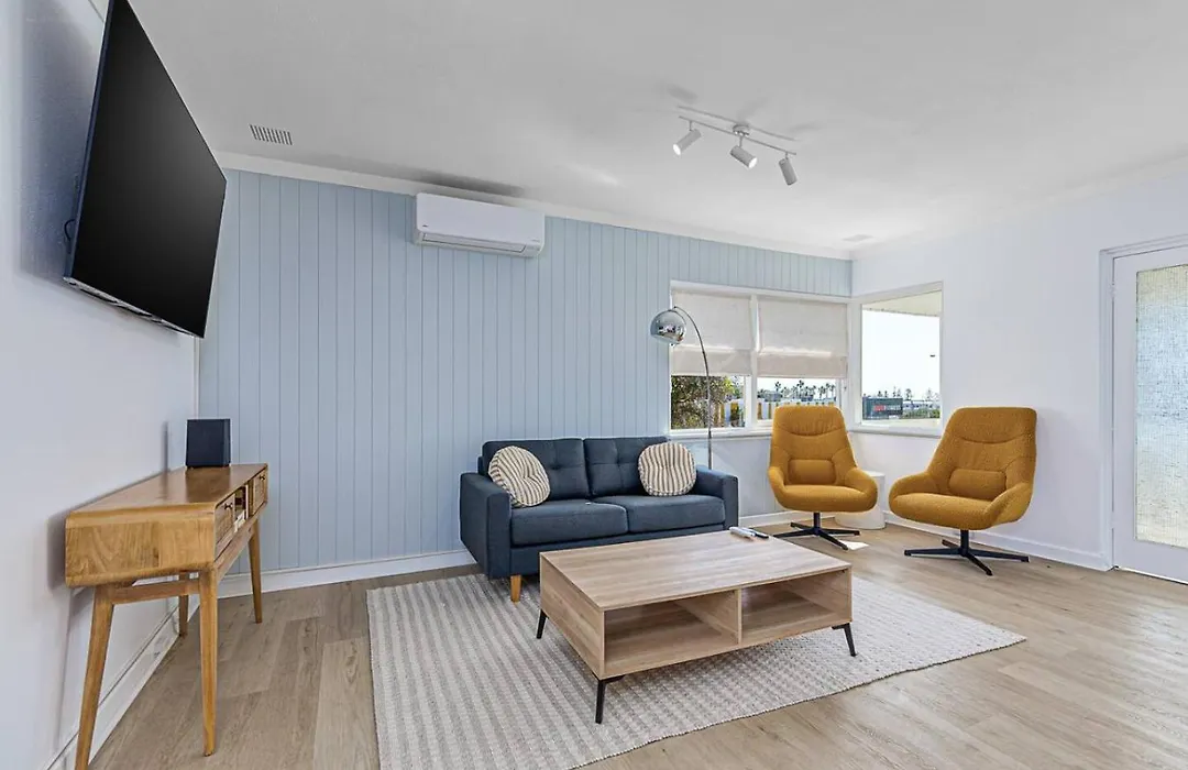 Breezy Beachside 2Br Private Balcony Views-1