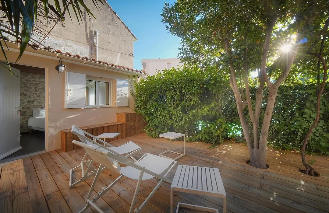 Duplex 3 Chambres Terrasse Et 1 Dependance A4B026-1