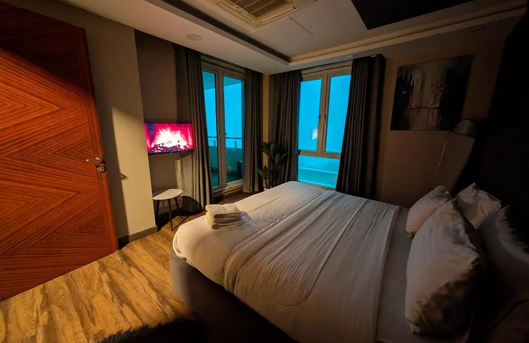 Goldcrest Mall & Residency Luxury Apartments By Alvis Suite-1