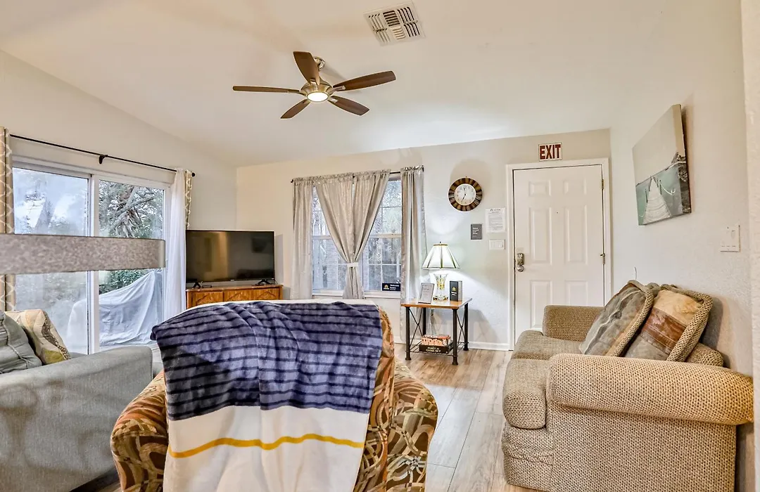 Home With Enclosed Yard, Fire Pit, Wifi, W/D, & Ac - Great Location-1