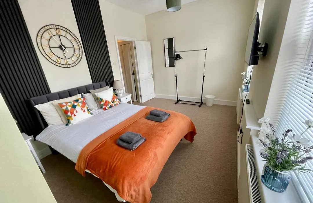 Spacious 2-Bedroom Eastbourne House Great Location-1