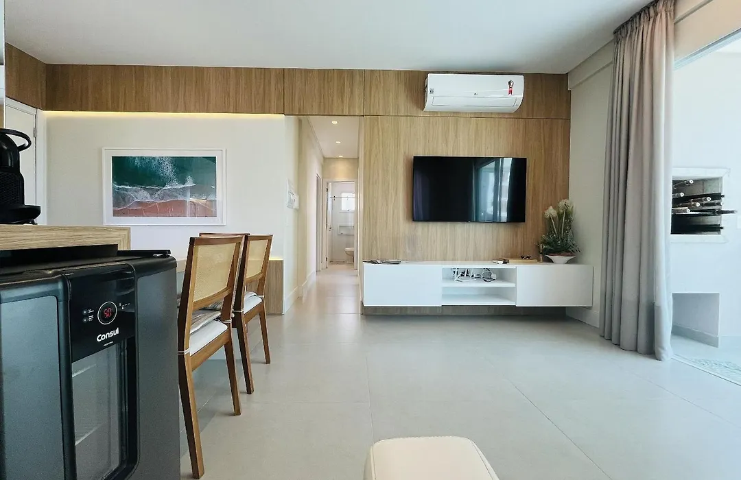 Residencial Cayman - Apartamento Espacoso A Apenas 3 Minutos Da Praia De Palmas, Com Ar-Condicionado Em Todos Os Comodos E Sacada Com Vista Para A Rua.-1