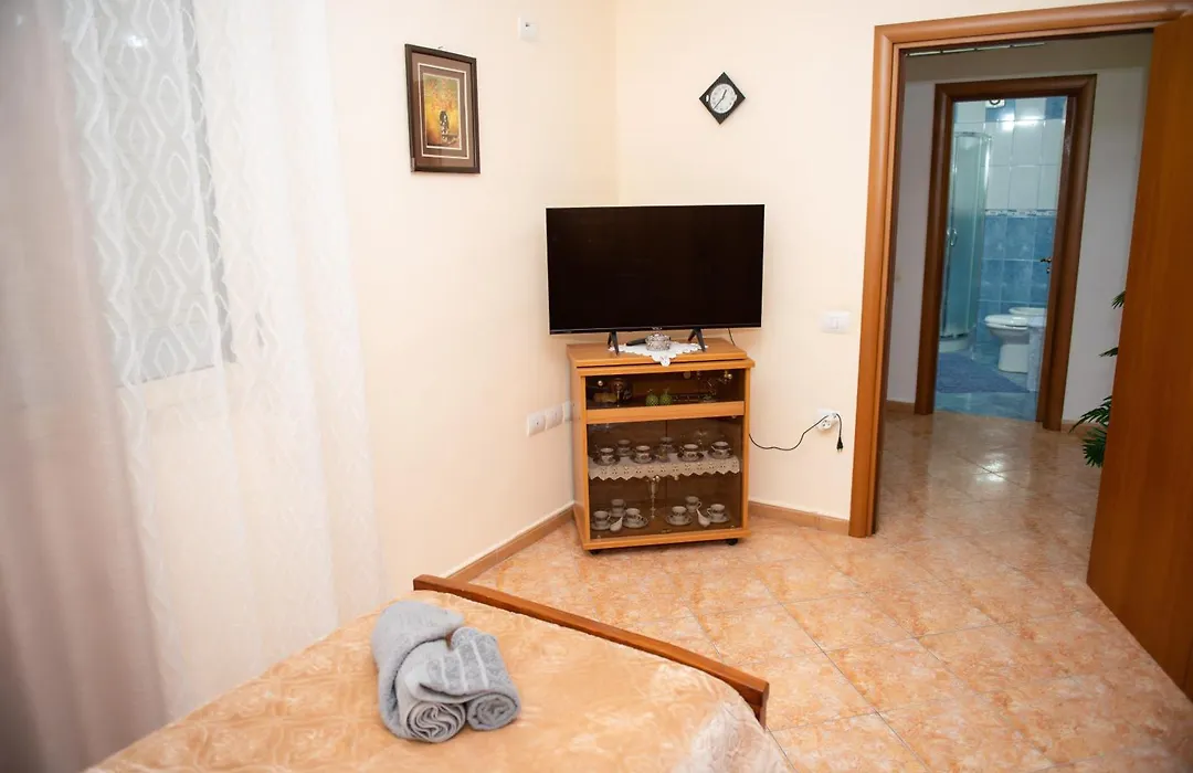 Roxy'S House-1