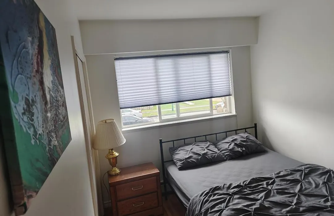 Vancouver Budget Rooms- Yvr 11 Min, Downtown 15 Min, Free Parking-1