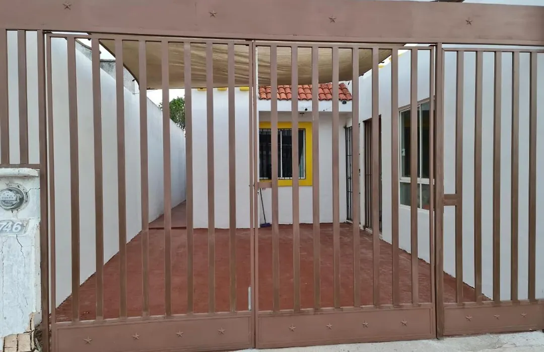 Amplia Casa Con Estacionamiento En Fracc Las Americas-1