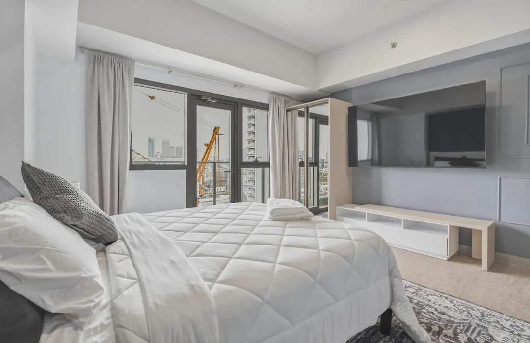 Bgc Studio With Free Parking & Balcony Near Uptown Mall-1