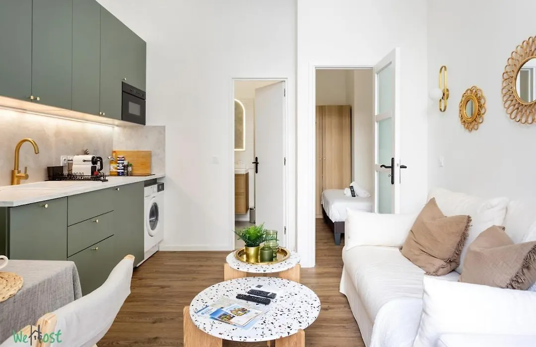 Wehost D4 - La Chic Cour 2 People Near Sea-1