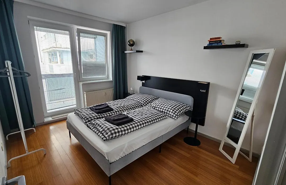 Modern Top Floor Loft, Private Terrace, Near Center & Free Parking-1