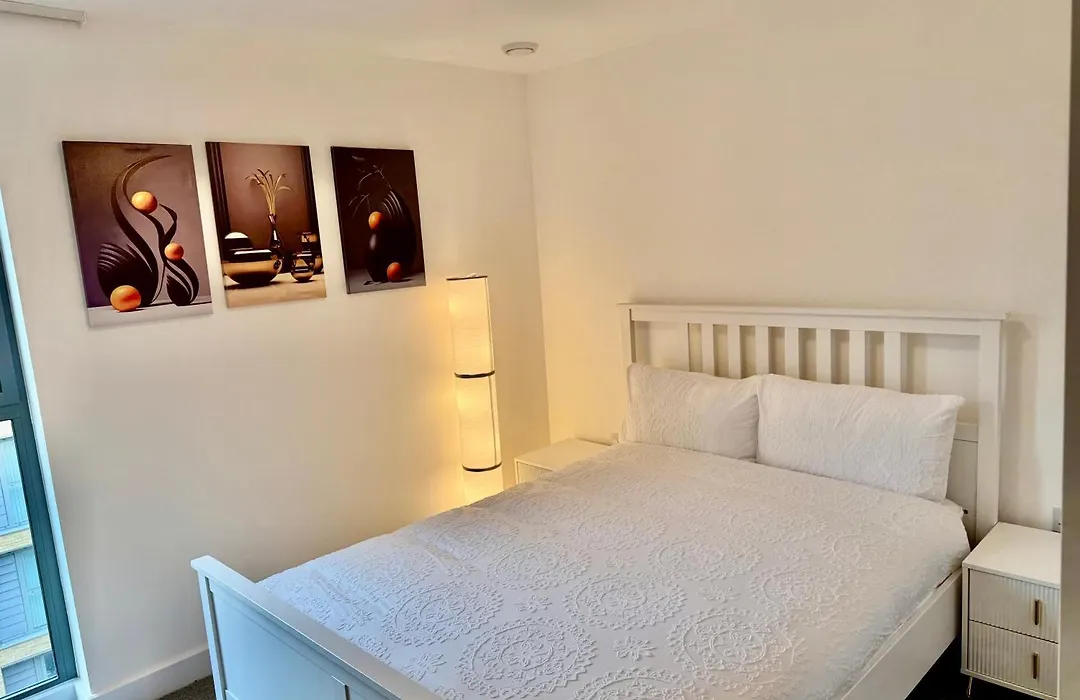 Central-Modern 1-Bed Apt,Sleep 4 -Near Train Station & Easy Access To Central London & City Centre-1