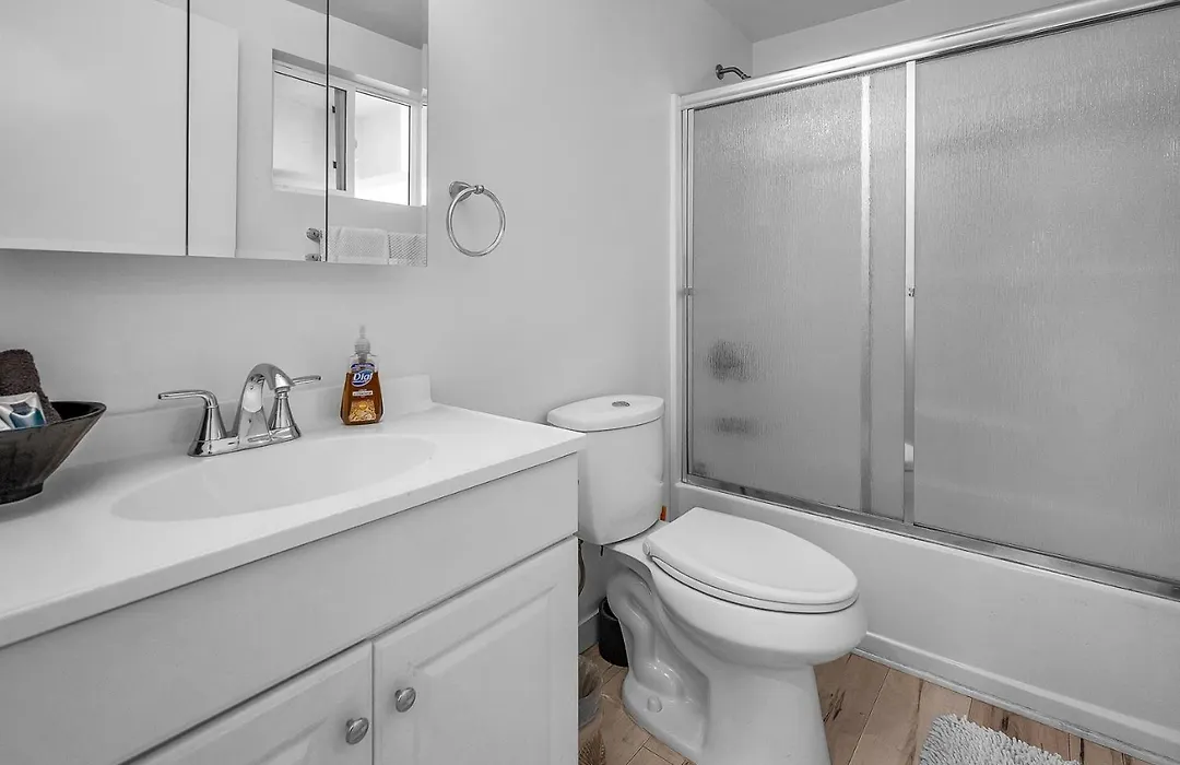 Lux Modern 1-Bedroom 1-Bathroom Loft With Parking-1