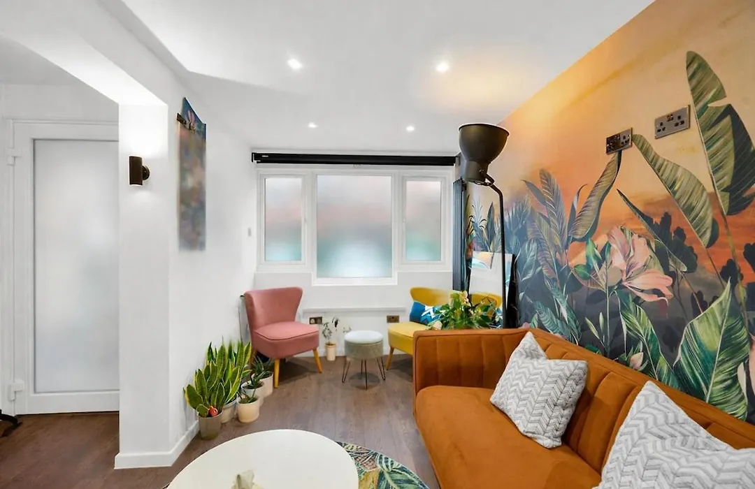 Stylish 4 Bedroom House With Canal Views - E14-1