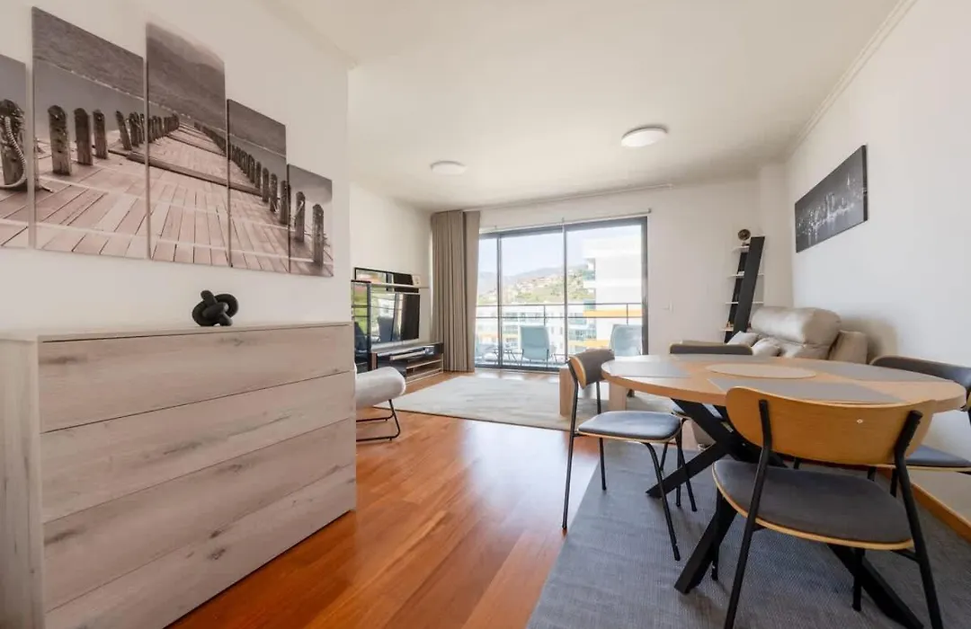 Nomad Escape Spacious Apartment With Pool & Gym-1