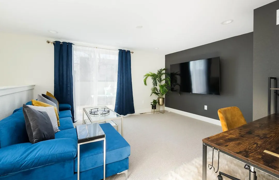 Stunning 3Bd 3.5 Ba - 10 Min To Downtown! Garage!-1