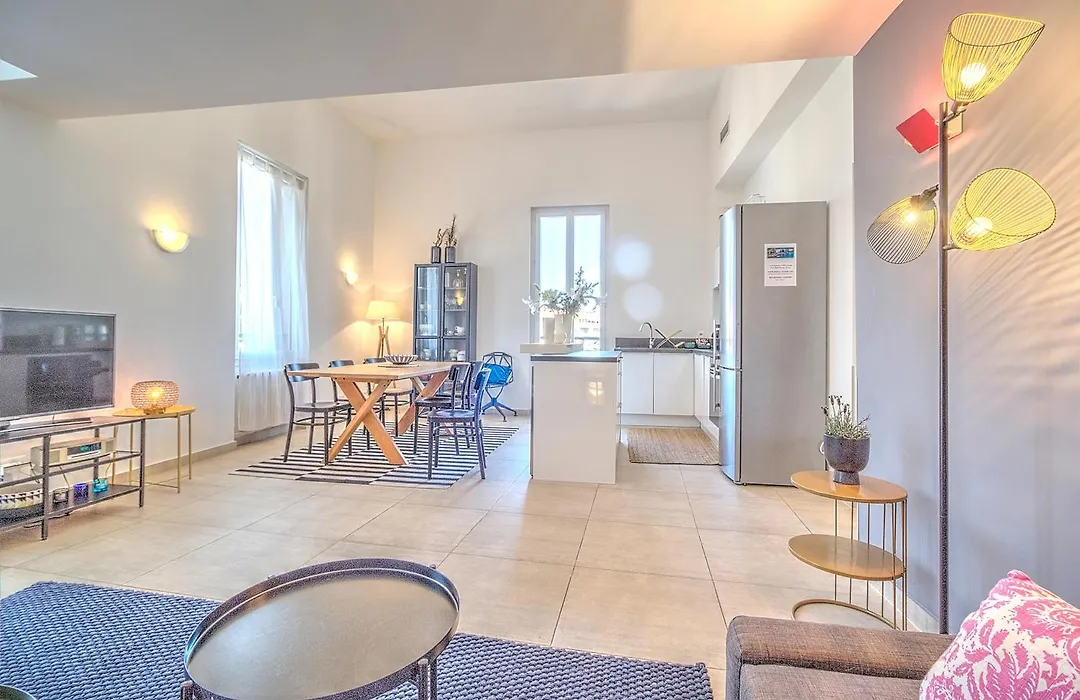 ALC - BOR383 - 12 min Palais And Beaches-1