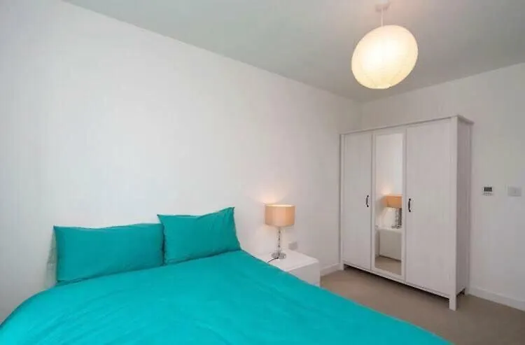 Stylish One Bedroom Apartment Close To The City Of London-1
