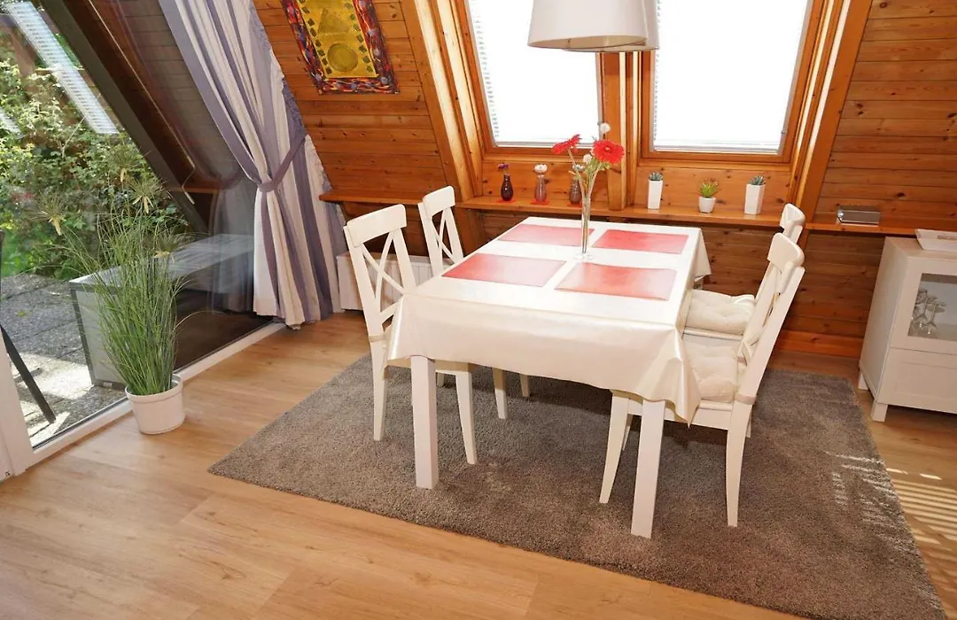 Zeltdachhaus mit moderner Ausstattung-1