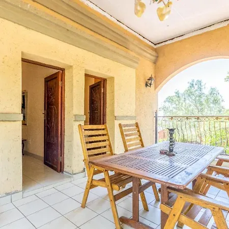Aloha Lodge 2 Bedroom Apartment Near Menlyn Sleeps 4-2