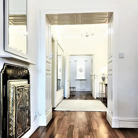 Luxury Apartments Mondrian Market Square II-3