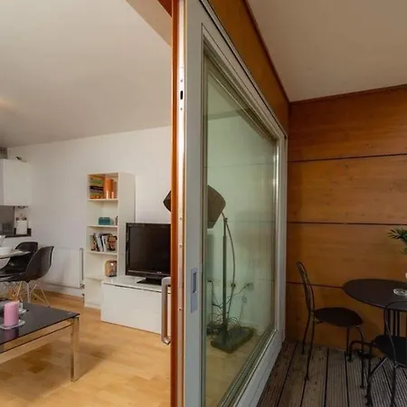 Stylish One Bedroom Apartment Close To The City Of London-3