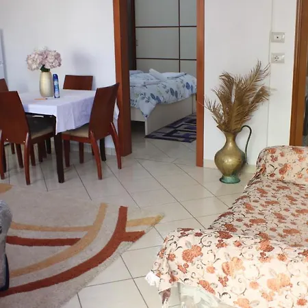 Bledi'S Cozy Apartment In New Blvd-3