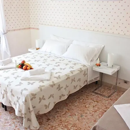 Apartment At Colosseo With Terrace Overlooking The Garden By Lyon-2