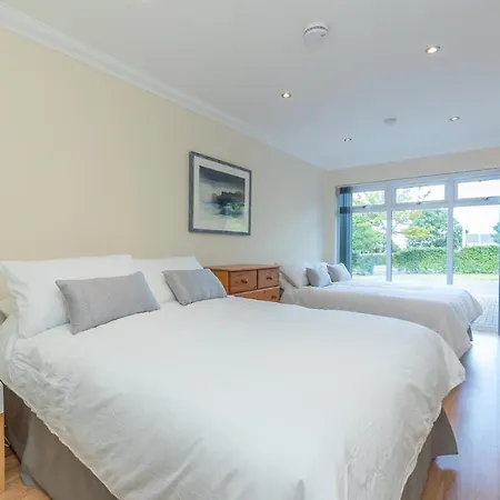 Free Driveway Parking, Outside Lez Zone, 637 Mbps Wifi, Ideal For Long Term Contractor, Etc Stays, Regular Housekeeping Option - Dwellcome Home Ltd 5 Double Bedroom 3 Bathroom House - See Our Site For Assurance-3