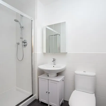 Free Driveway Parking, Outside Lez Zone, 637 Mbps Wifi, Ideal For Long Term Contractor, Etc Stays, Regular Housekeeping Option - Dwellcome Home Ltd 5 Double Bedroom 3 Bathroom House - See Our Site For Assurance-2