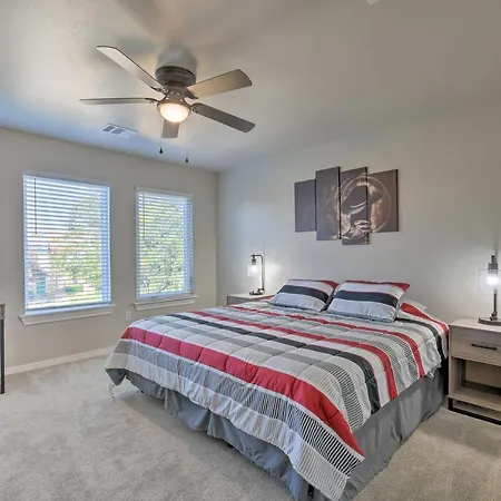 Bright Amarillo Townhome Near Parks And Town!-2