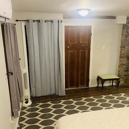 Vintage Uptown Hidden Gem, Walk To Everything New Renovation!-2
